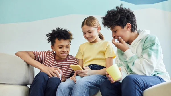 School verbiedt telefoons, ook in de pauze, voor veiliger schoolklimaat