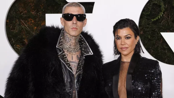 Kourtney Kardashian en Travis Barker poseren bij GQ evenement