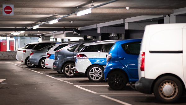 Kinderen getuige van mishandeling moeder in parkeergarage, politie doet oproep