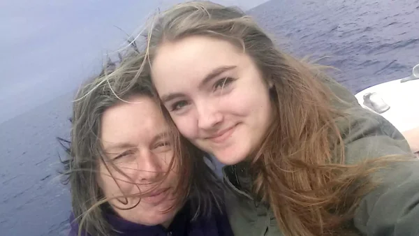 Elsbeth en Sara poseren samen voor een foto, hun hoofden tegen elkaar aan | Elsbeth vertelt over de suïcide van haar dochter Sara (17)