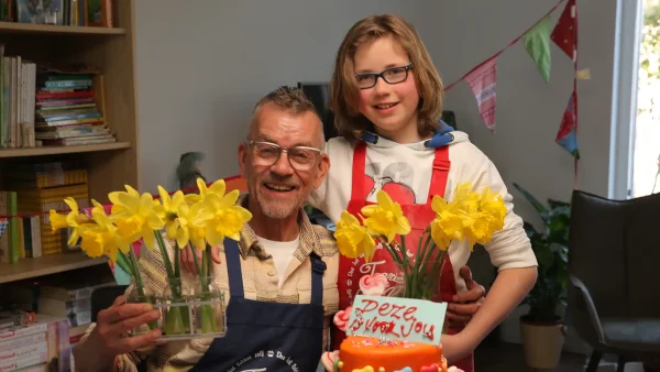 Oud-presentator Siemon de Jong met een kind in Taarten van Abel