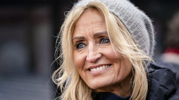 Natasja Froger staat stil bij sterfdag vader met cadeau van een fan: 'Heel erg dierbaar'