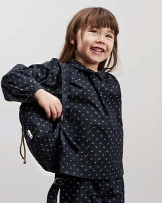 Meisje met donker haar in donkerblauwe blouse