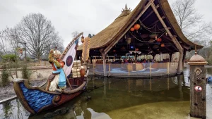 Thumbnail voor Fantasierijk: bezoeker vist muntgeld uit water Efteling op bijzondere manier