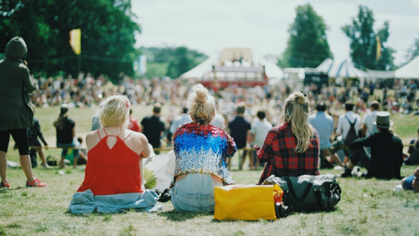 Mensen op een veld tijdens en festival