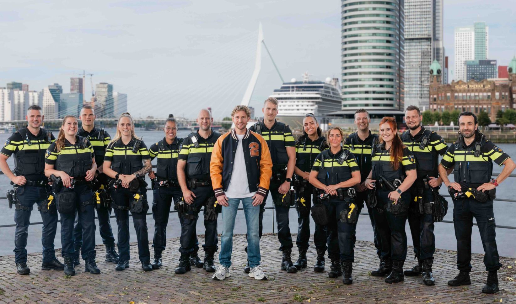 Ewout Genemans tussen agenten van de politie Rotterdam