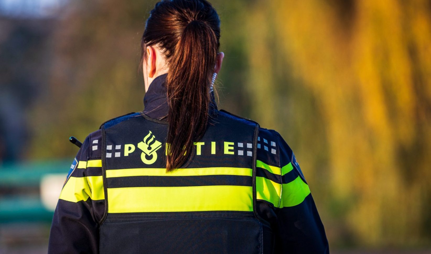 Foto van een vrouw van de politie, gezien vanaf de achterkant