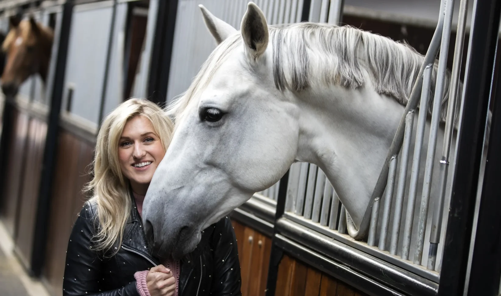 Britt Dekker geeft paard george bijzondere rol tijdens bruiloft