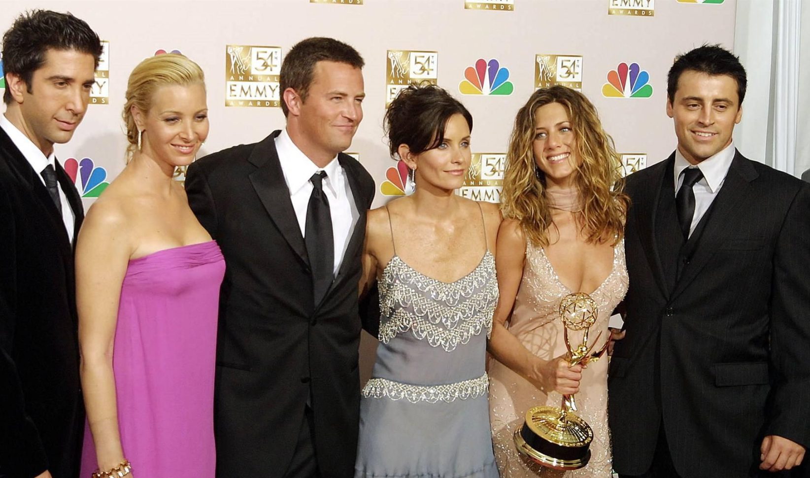 Friends-cast reageert op overlijden Matthew Perry: 'We zijn er allemaal kapot van'