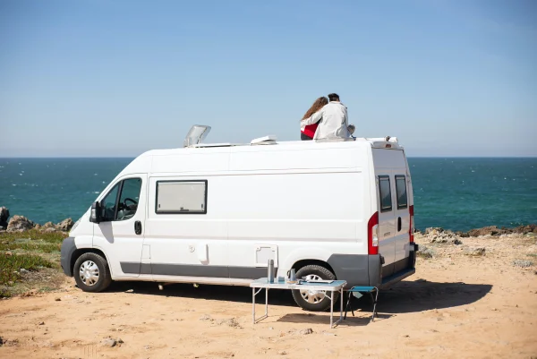 Foto van een busje aan zee, ter illustratie