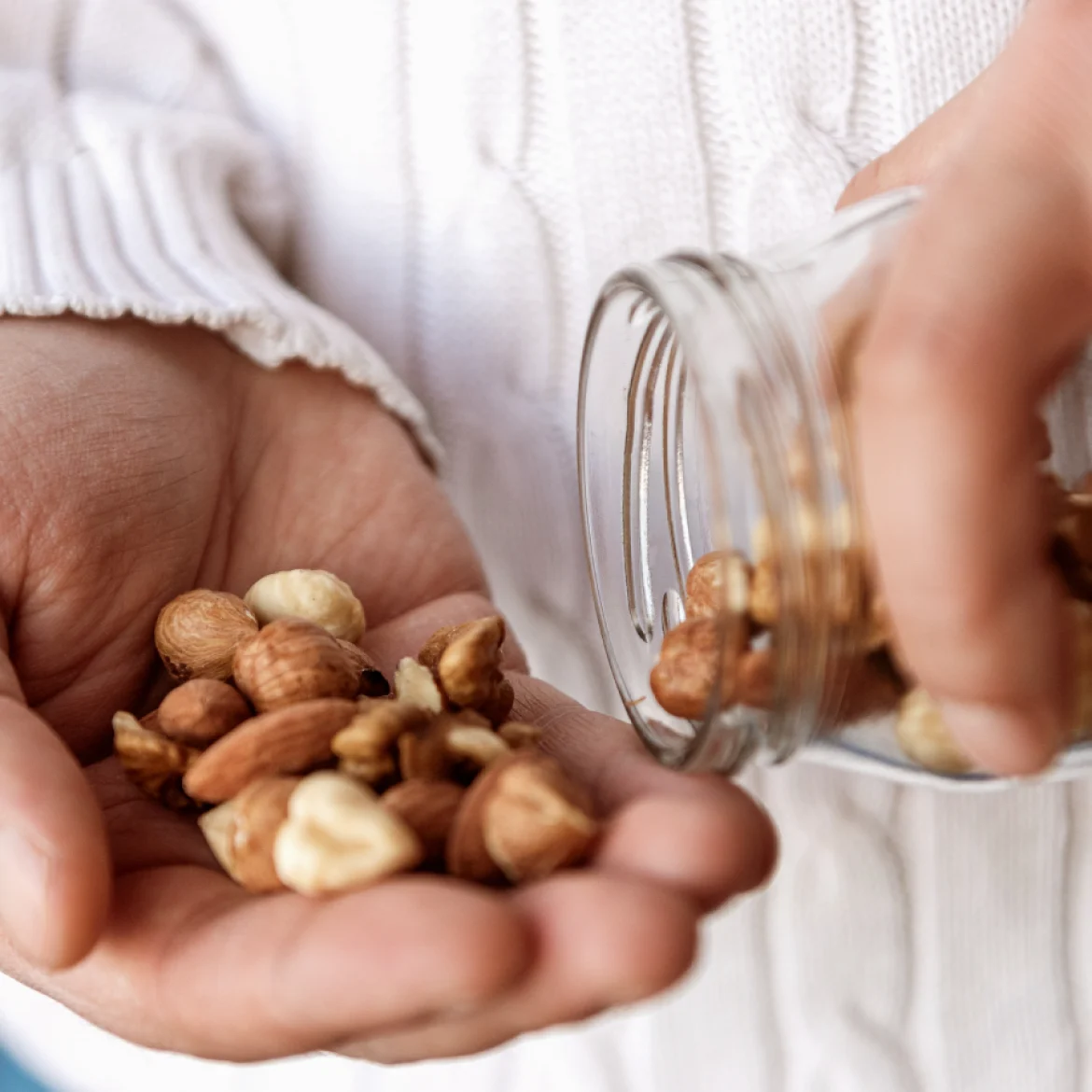 Man staat met nootjes in zijn hand - Mannen kunnen meedoen aan No Nu November