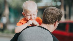 Thumbnail voor Aron (27) woont door wooncrisis noodgedwongen met zijn peuter (3) in studentenkamer: 'Gefaald als vader'