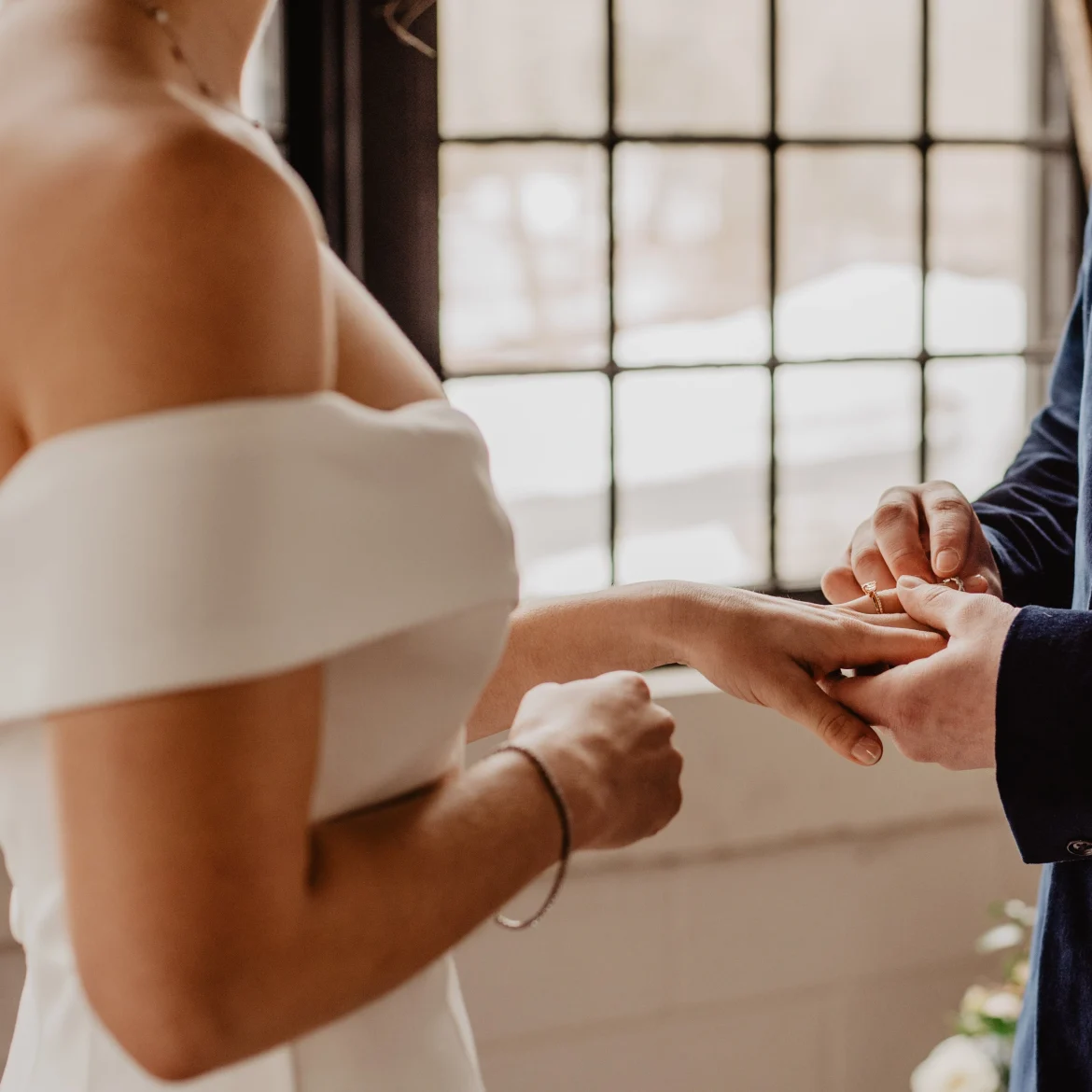 Foto van een man en vrouw op hun bruiloft, ter illustratie