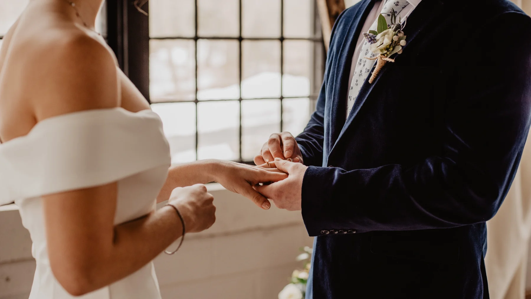 Foto van een man en vrouw op hun bruiloft, ter illustratie