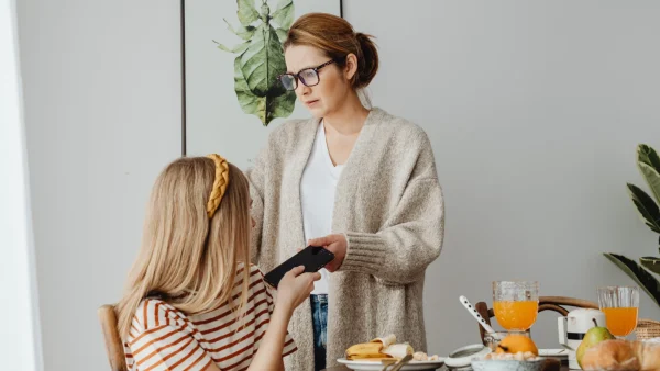 Vrouw Martha staat naast de vriendin van haar stiefdochter