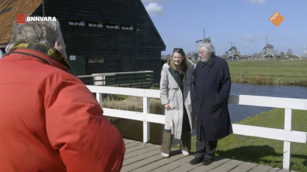 wortelboer en van Rossem poseren op een brug in de Zaanse Schans