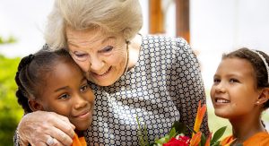 Thumbnail voor Wandelstok, middagdutje, maar nog altijd kwiek: prinses Beatrix bezoekt Nederlandse Cariben