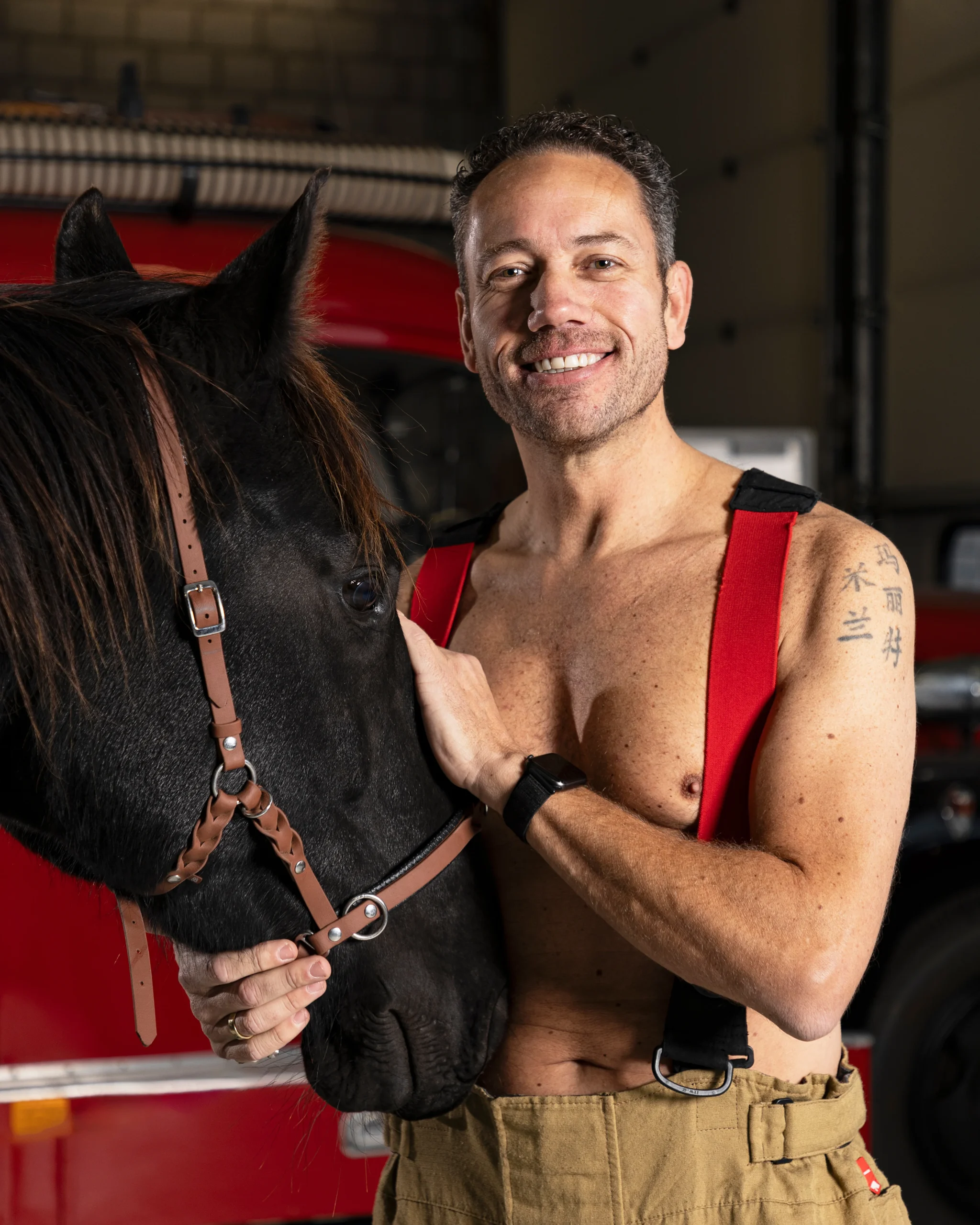 Maurice met paard in de brandweermannenkalender