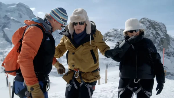 janny en andre beklimmen een berg in Denkend aan Zwitserland