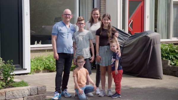 Remco en Marein wonen met vier kinderen. Ze missen ruimte in 'Kopen of Slopen'