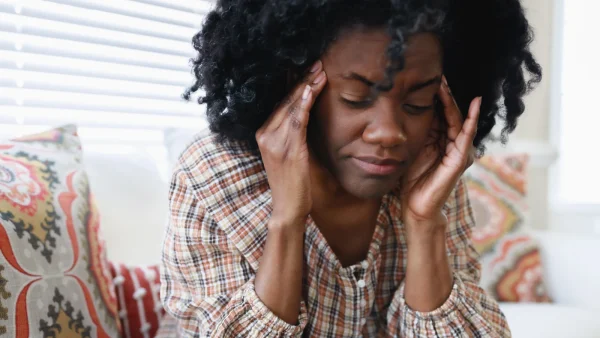 Vrouw zit met haar handen in het haar - Lekker Samengesteld bundel