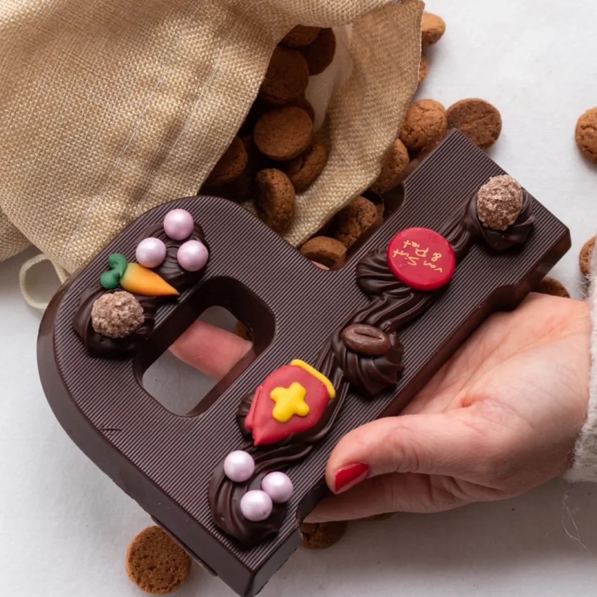 Vrouw heeft chocoladeletter in de hand - Pakjesavond sinterklaasverhalen