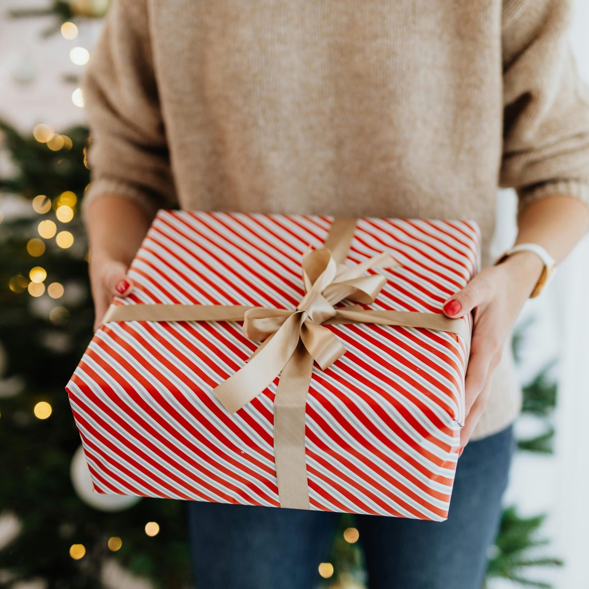 Zo maak je zelf zo'n deluxe drogisterij-strik op je kerstcadeaus