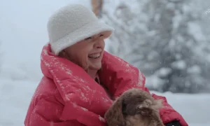 Thumbnail voor Janny glijdt gillend de berg af in ‘Denkend aan Zwitserland’: ‘Oh, help’