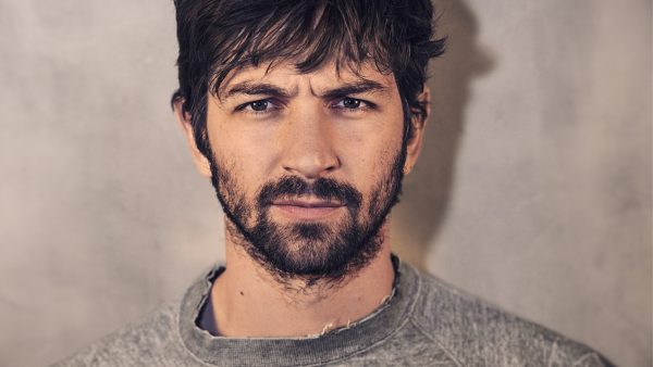 Michiel Huisman over zijn rol in 'Rebel Moon' en het gemis van Hollandse kaas: 'Heb vaak honger na draaidag'