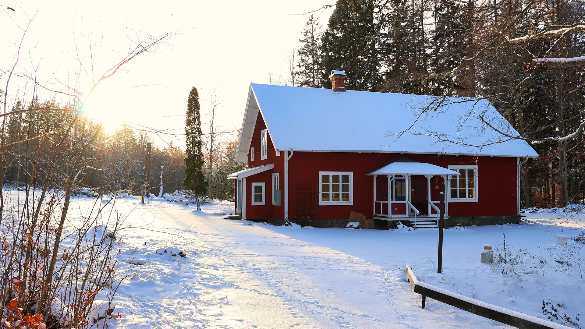 Het rode huis van Suzanne in de sneeuw