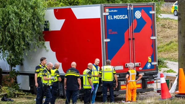 Foto van het vrachtwagendrama in Nieuw-Beijerland: de Spaanse vrachtwagen staat naast de dijk met daarnaast tal van agenten