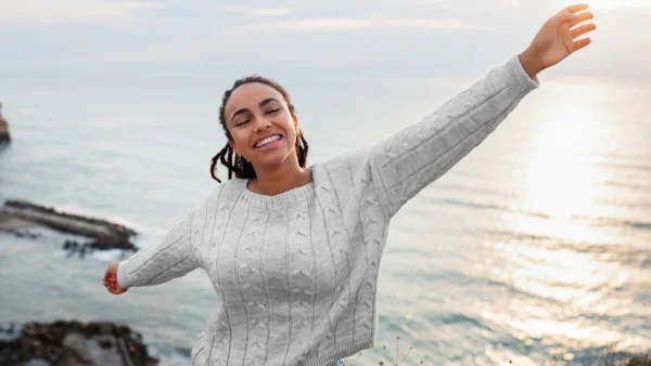 Vrouw geniet van het leven en heeft goede voornemens voor 2024