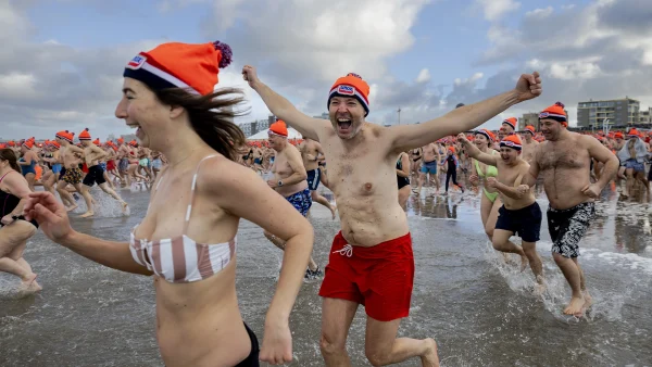 Klappertandend het nieuwe jaar in: 10.000 deelnemers nieuwjaarsduik Scheveningen