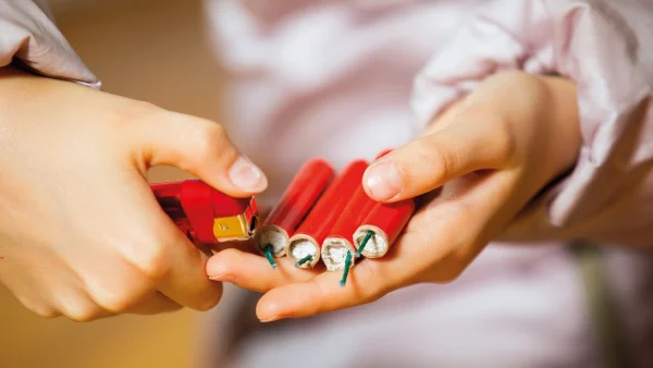 Plastisch chirurg Annekatrien behandelt vuurwerkslachtoffers: 'Kinderen steken bommen af'