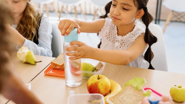 Kinderen eten tijdens de pauze op school