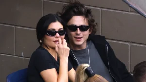 Thumbnail voor Timothée Chalamet en Kylie Jenner maken de tongen los bij Golden Globes