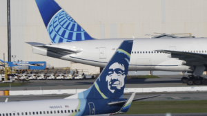 Thumbnail voor Telefoons die het vliegtuig uitvliegen en paniek: wat je moet weten over de Alaska-Airlines noodlanding