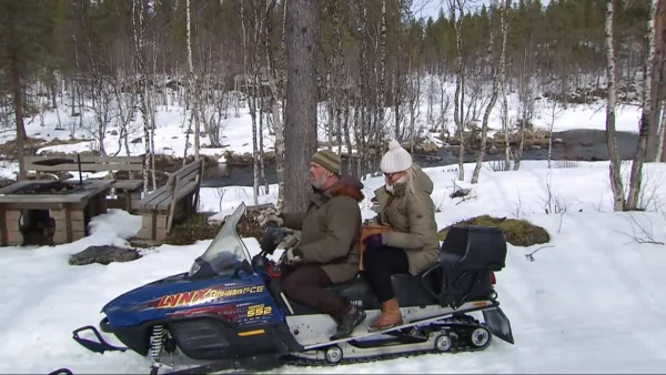 Guido en Marja op de sneeuwscooter in winter vol liefde