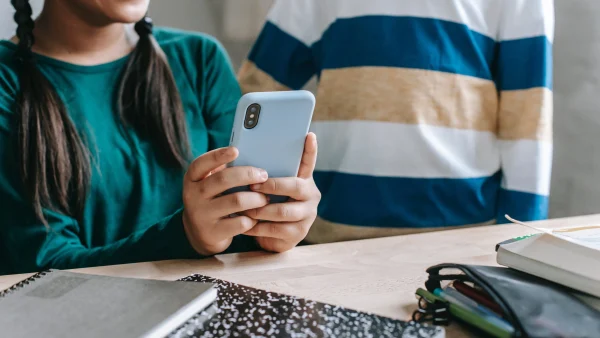 Jongeren met een mobiele telefoon