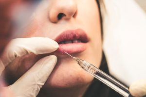 Thumbnail voor Steeds meer jongeren gebruiken botox en fillers: '15-jarige kwam thuis met dikke lippen'