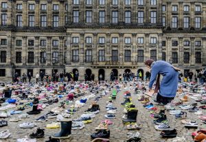 Thumbnail voor Indrukwekkend: 10.000 schoenen op Dam als herinnering aan omgekomen kinderen in Gaza