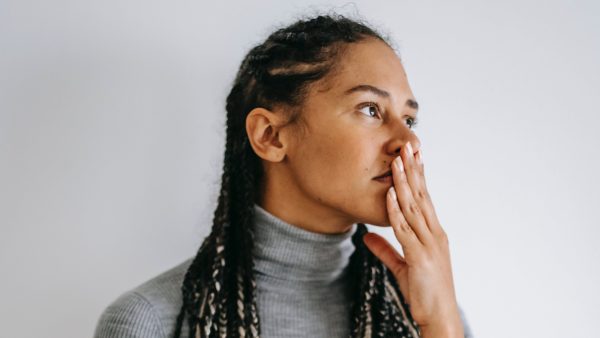 Vrouw met stress slaat hand voor gezicht