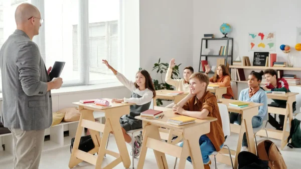 Afbeelding van een klaslokaal zonder telefoons
