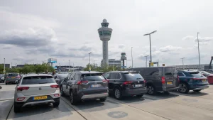 Thumbnail voor Zakenman is Range Rover kwijt: parkeerservice op Schiphol blijkt oplichter