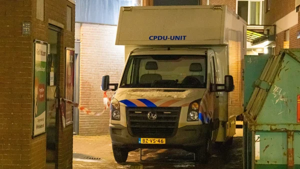Een bus van de forensische opsporing staat naast de afgezette woning in Almere
