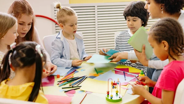 kinderen knutselen in klas