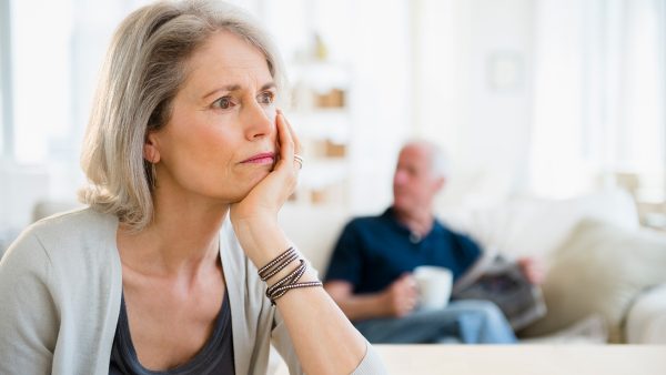 Een vrouw met haar hand onder haar kin