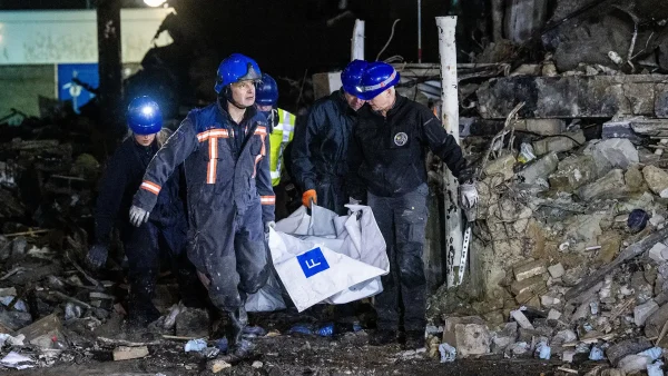 Hulpdiensten bergen stoffelijk overschot op de plek waar een explosie heeft plaatsgevonden in Rotterdam
