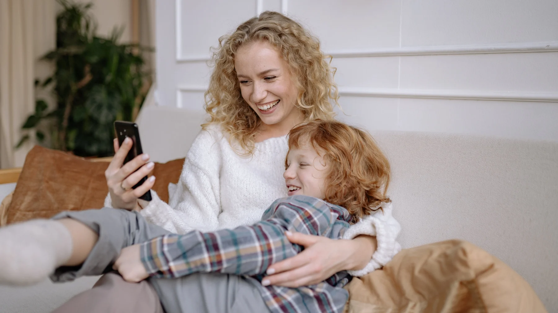 Moeder en zoon kijken op telefoon