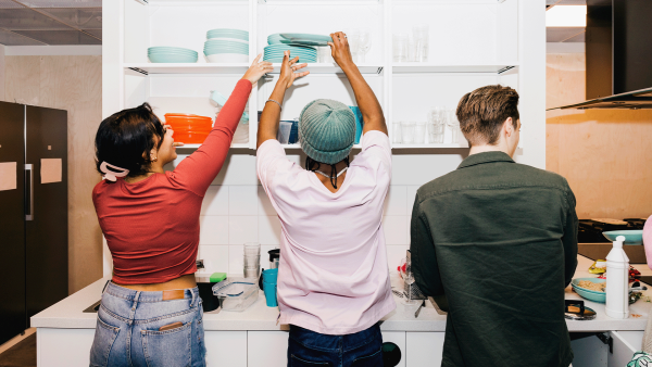 Studenten in hun keuken.